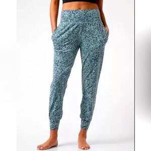 EUC Athleta Salutation Jogger Blue Ocelot Print Small Tall